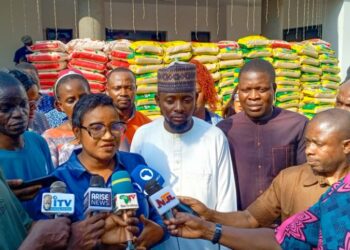 NUJ FCT Shares over 600 Bags of Rice with Journalists