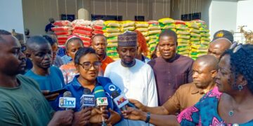 NUJ FCT Shares over 600 Bags of Rice with Journalists